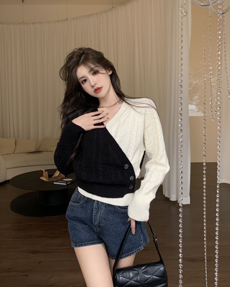 Sweater V-Neck Two-Tone