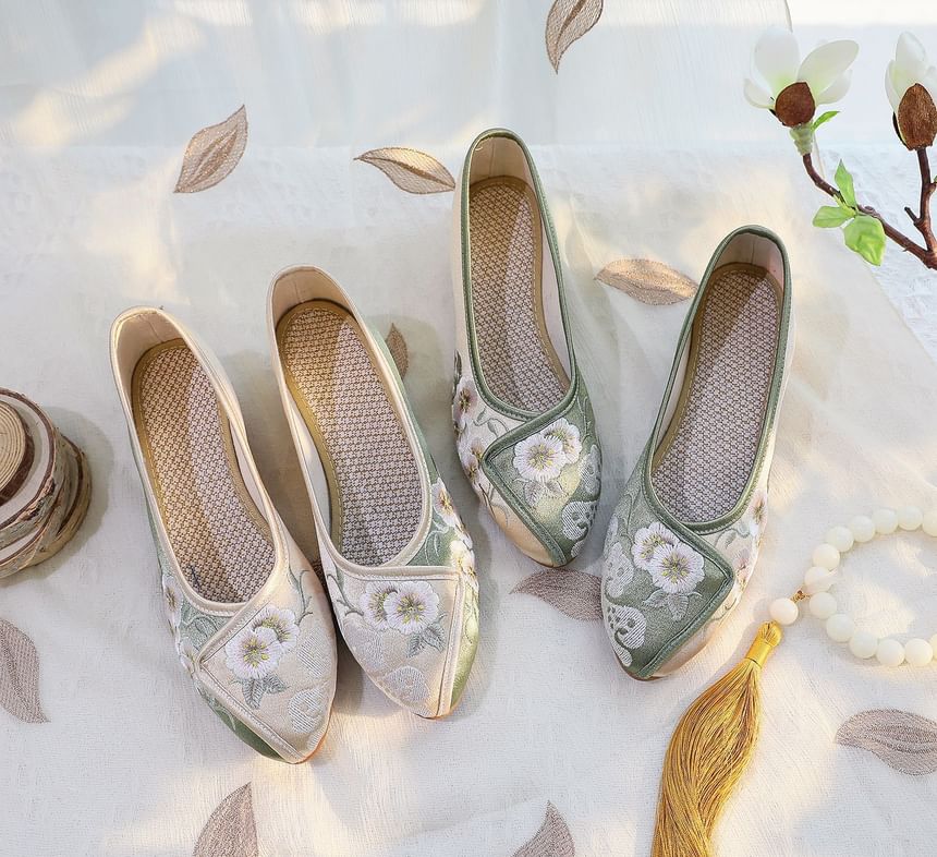 Heel Embroidered Low Flower Pumps