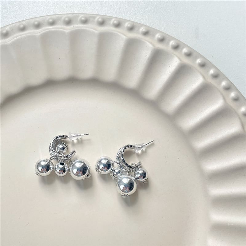 Boucle d'oreille pendante à boule