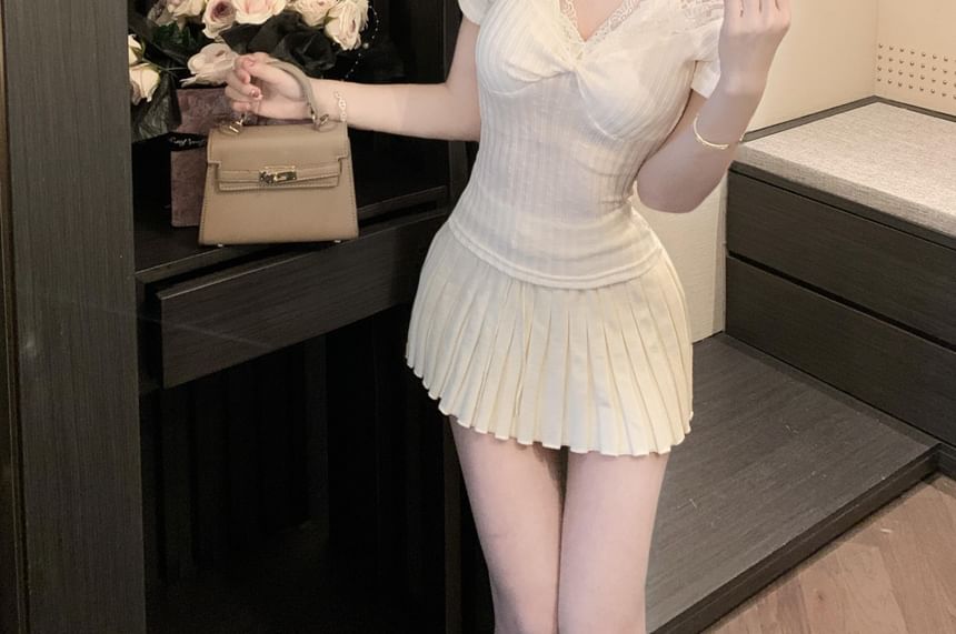 Cold-Shoulder Lace Ribbed Plain Fit V-Neck Trim Short-Sleeve Tee Slim