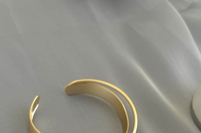 Cross Plain Bangle