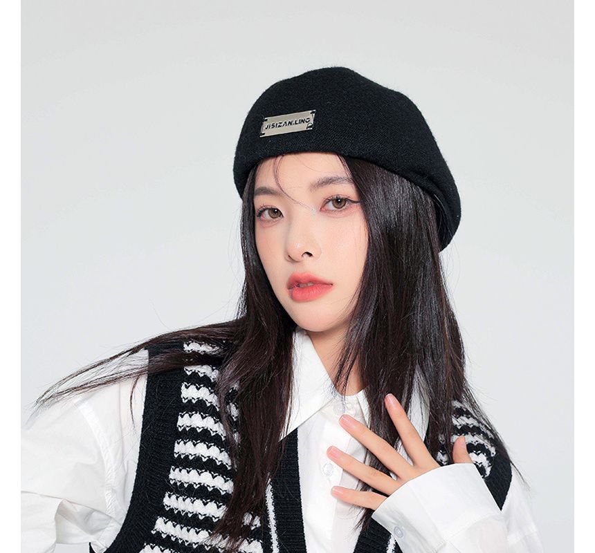 Plain Tag Beret Detail