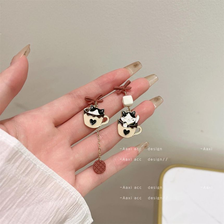 Drop Cat Asymmetrical / Earring Clip-On
