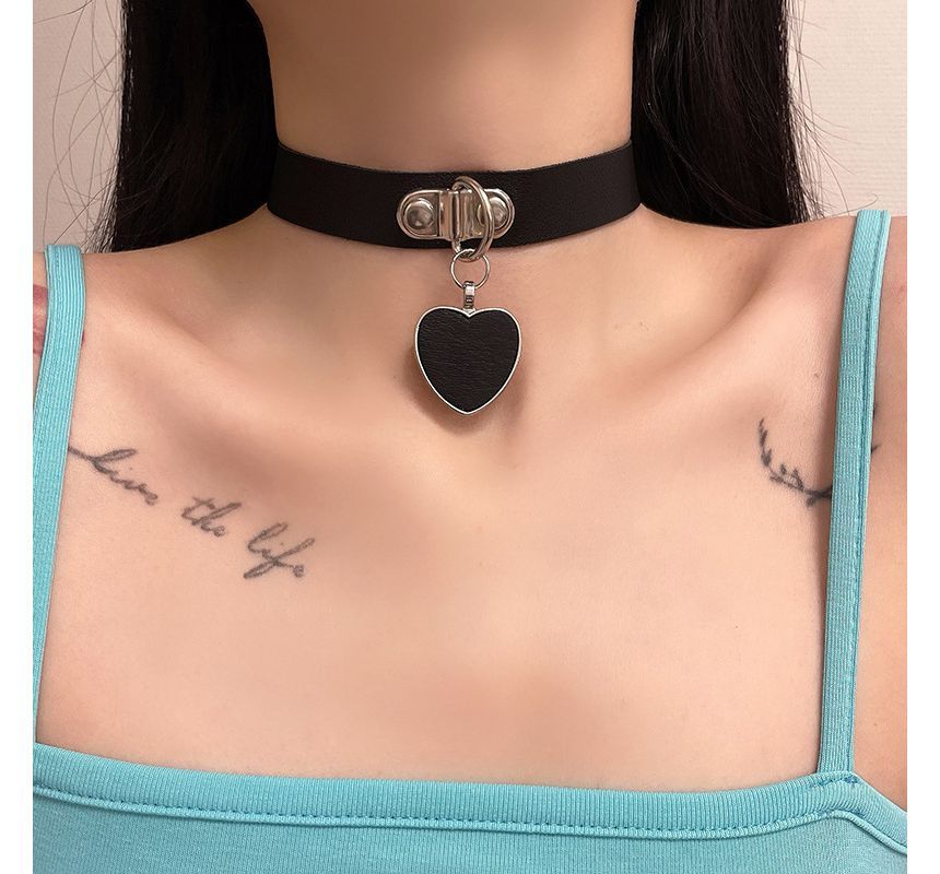 Pendant Choker Leather Faux Heart