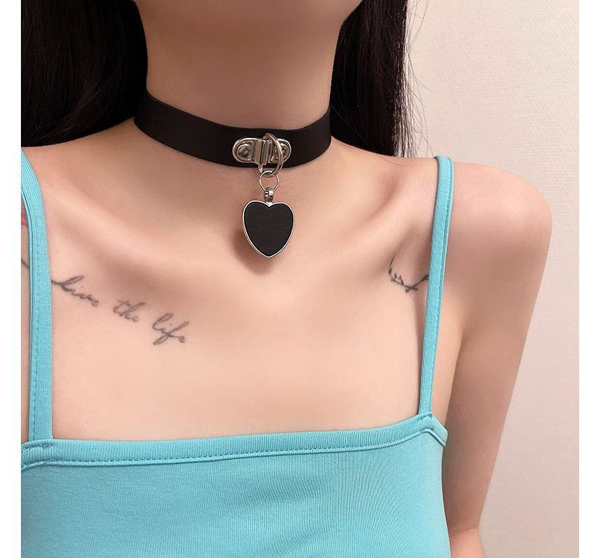 Pendant Choker Leather Faux Heart