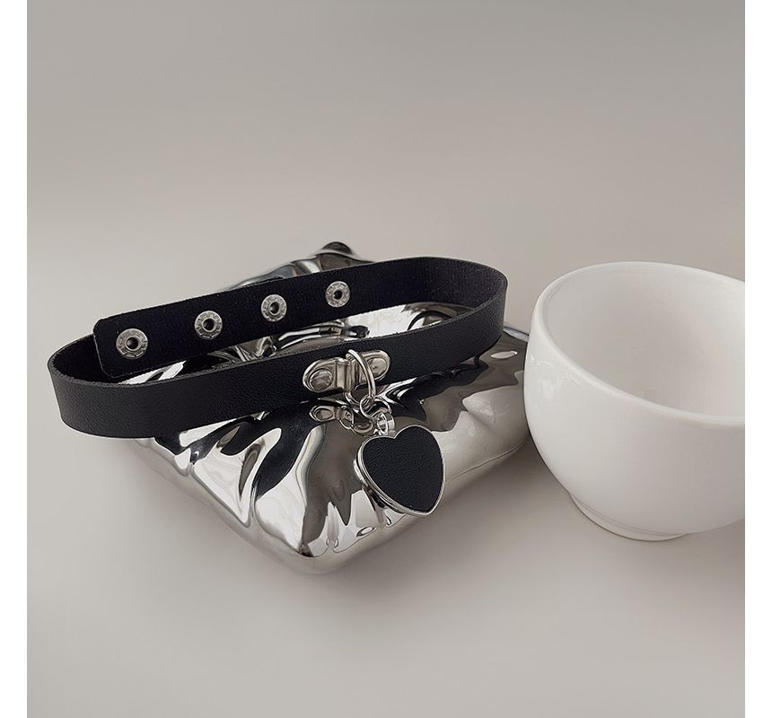 Pendant Choker Leather Faux Heart