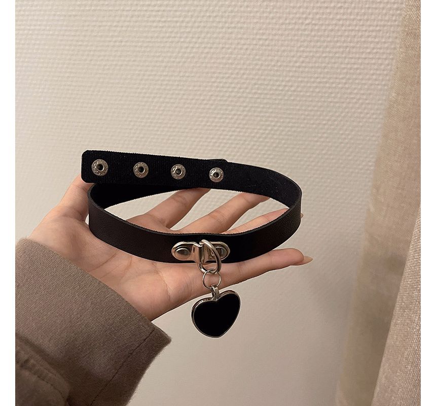 Pendant Choker Leather Faux Heart