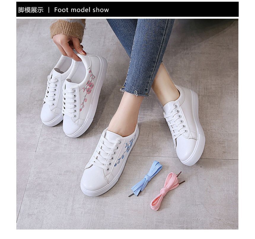 Sneakers Floral Embroidered Lace-Up