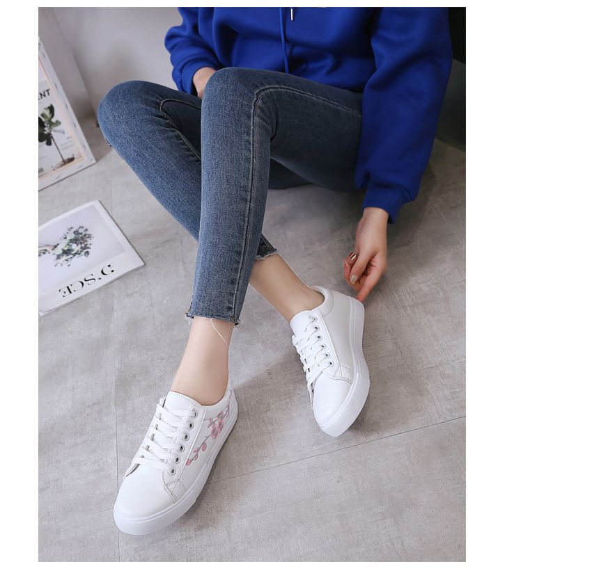 Sneakers Floral Embroidered Lace-Up