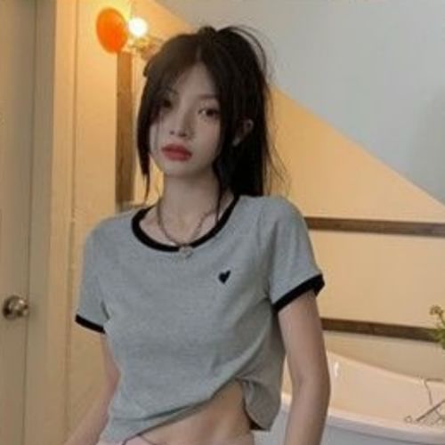 Cropped Embroidered Short-Sleeve Trim Heart Contrast Tee
