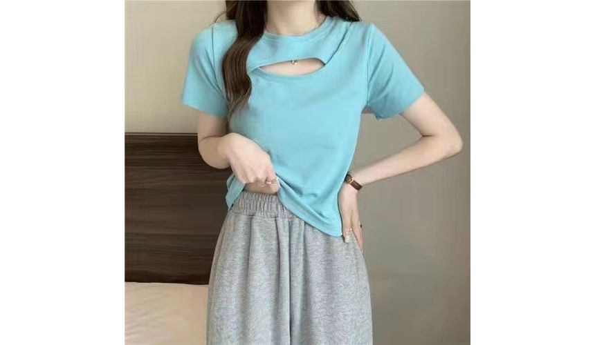 Cut Plain Out Short-Sleeve Crew T-Shirt Neck
