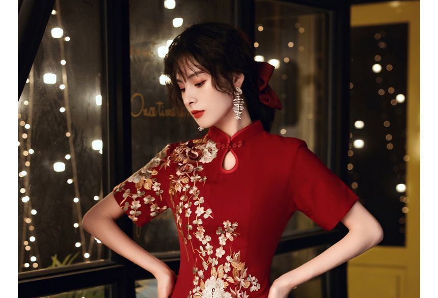 A-Line Flower Short-Sleeve Qipao Side-Slit / Embroidered