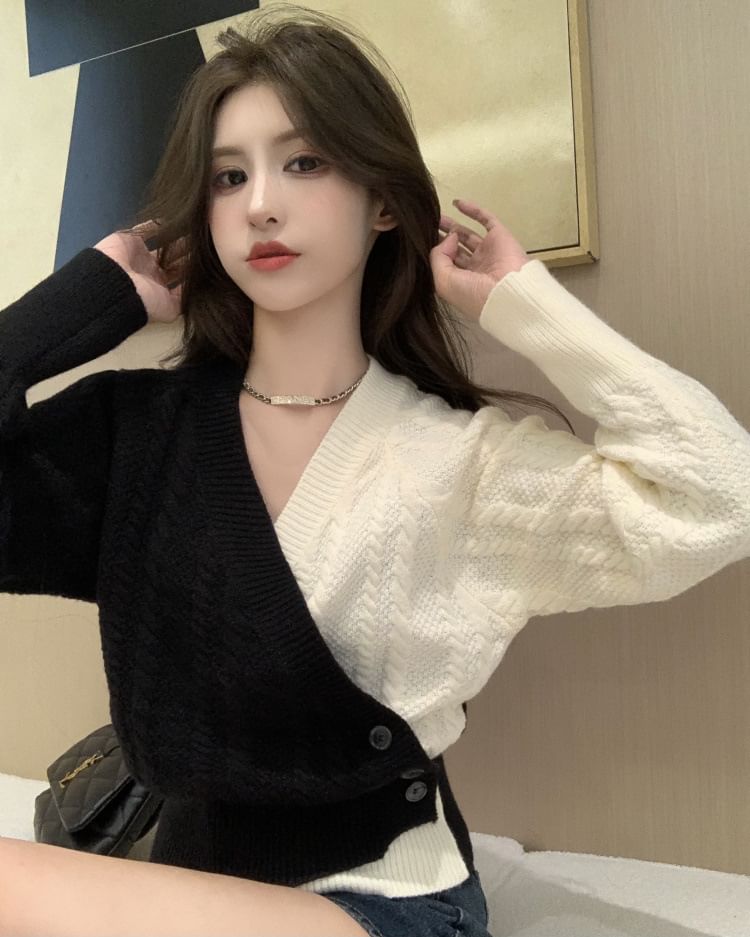 Sweater V-Neck Two-Tone