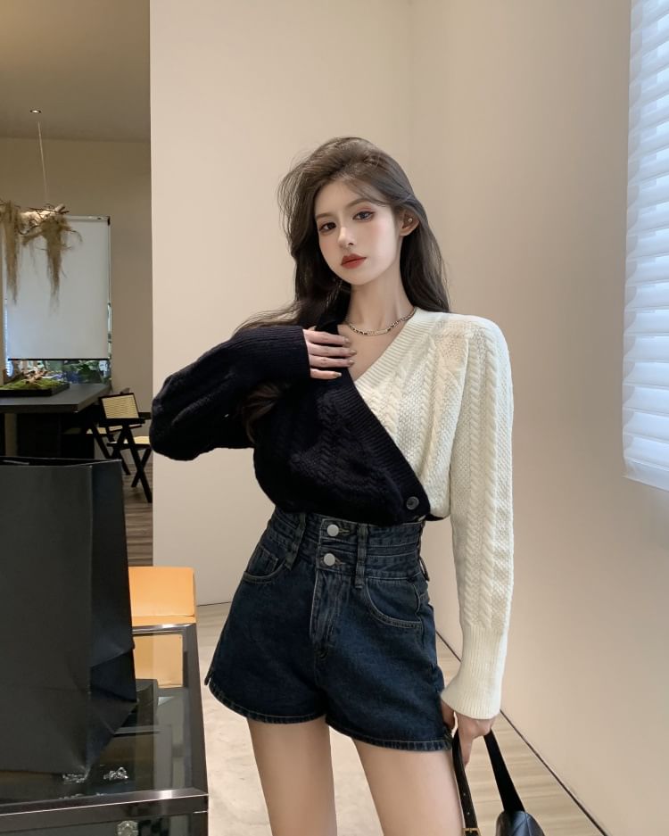 Sweater V-Neck Two-Tone