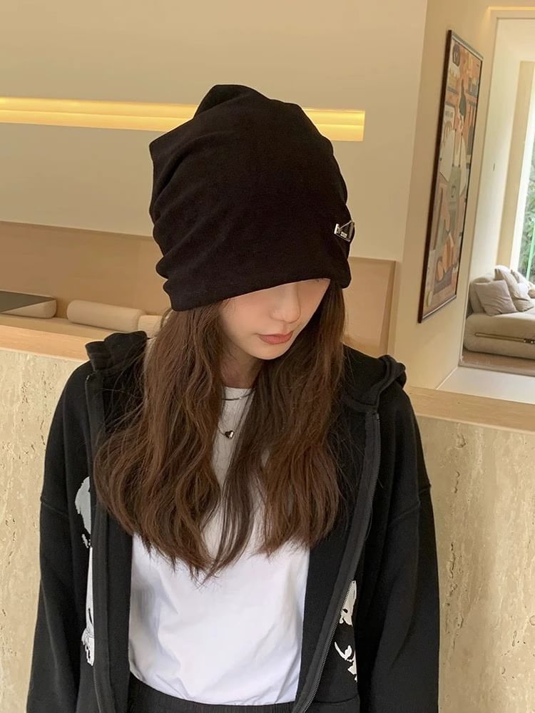 Slouchy Knit Beanie Plate Metal