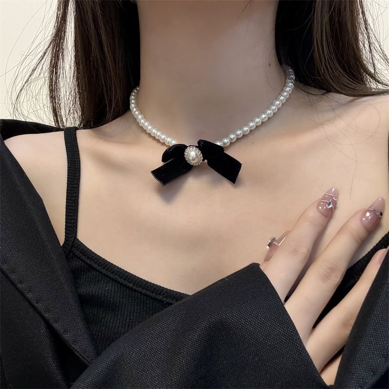 Faux Pearl Bow Velvet Necklace