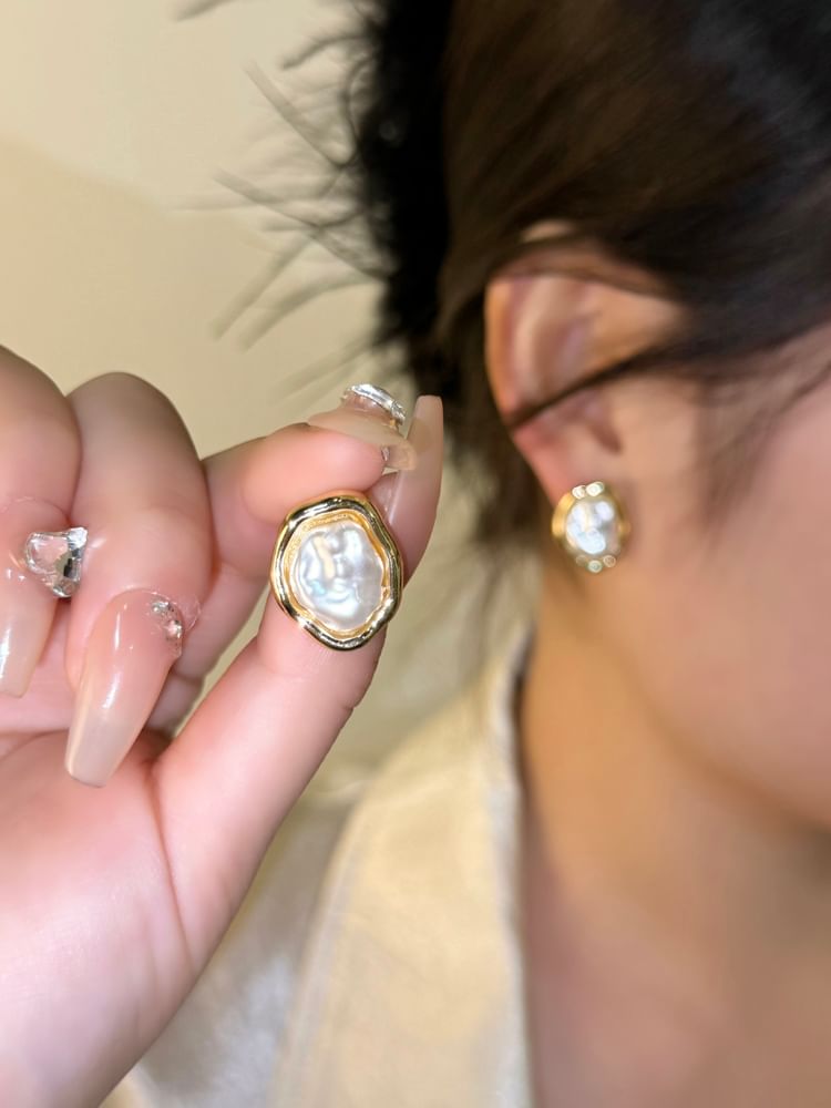 Faux Ear Pearl Irregular Stud