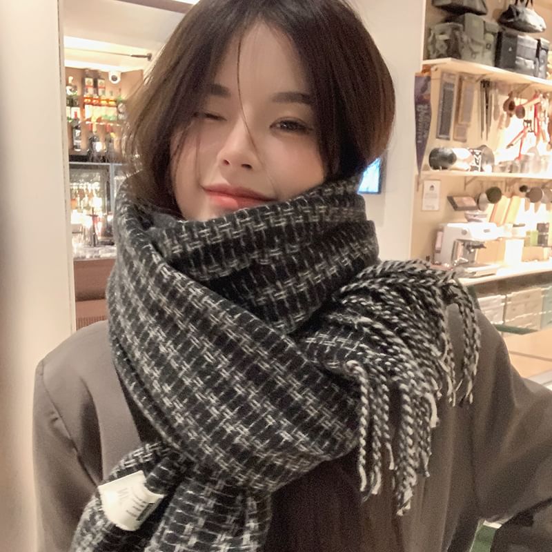 Applique Scarf Patterned Tasseled Label