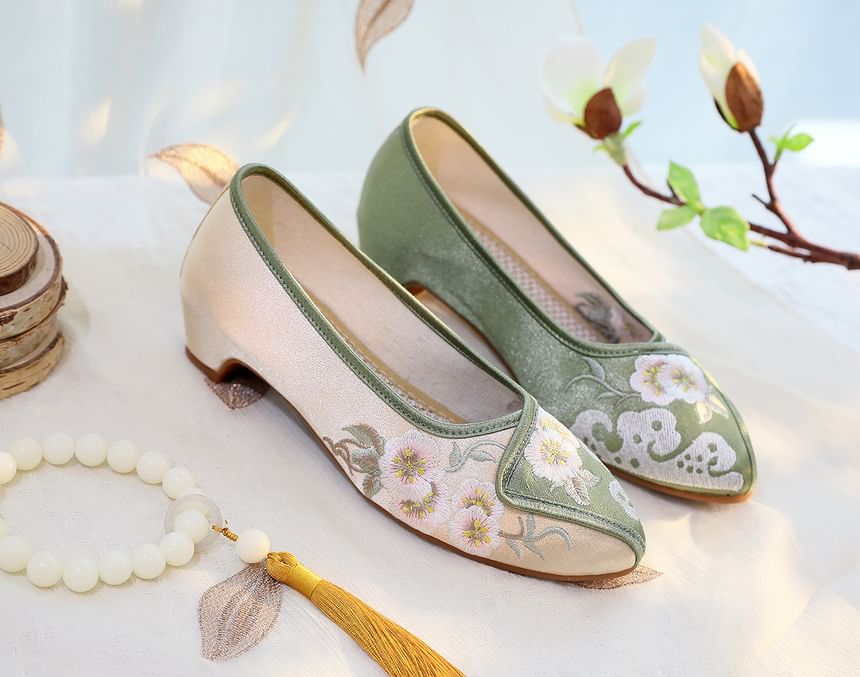 Heel Embroidered Low Flower Pumps