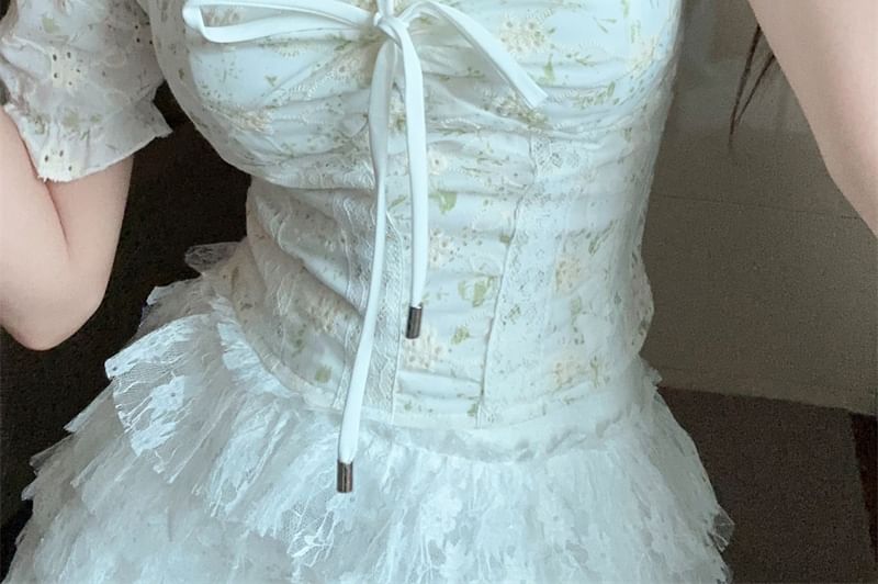 Embroidered Short-Sleeve Square Eyelet Skirt / Lace A-Line Tiered Rise Tie Neck Front High Mini Blouse