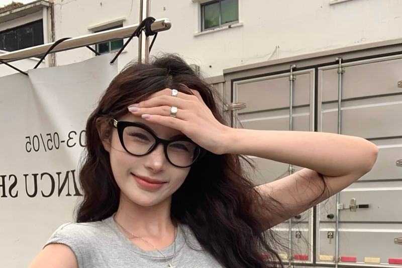 Short-Sleeve Backless Neck Round Tee Plain