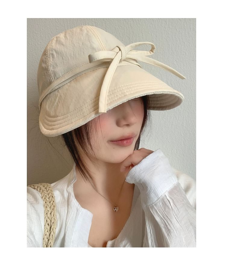 Wide Cap Brim Bow