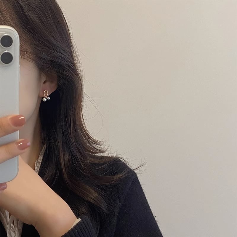 Faux Pearl Stud Earring