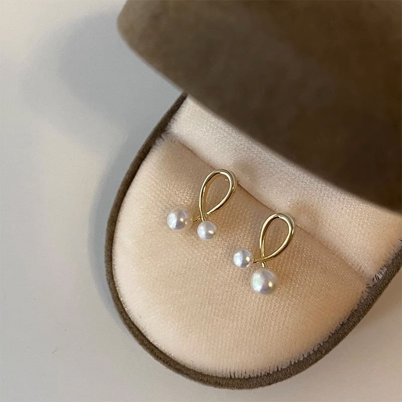Faux Pearl Stud Earring