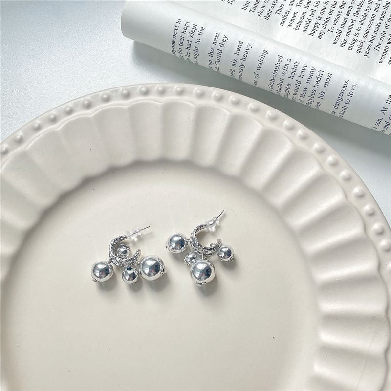 Boucle d'oreille pendante à boule