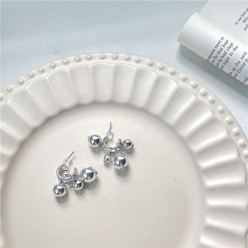 Boucle d'oreille pendante à boule