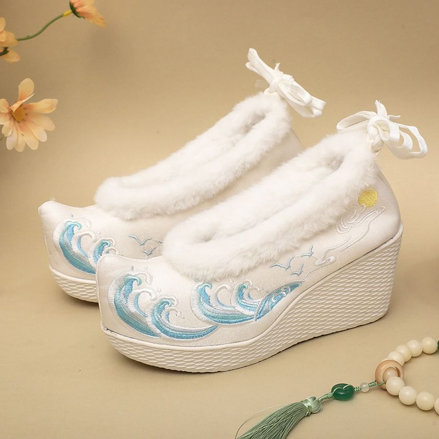 Fleece-Lined Heel Embroidered Pumps Wedge