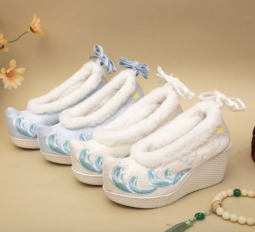 Fleece-Lined Heel Embroidered Pumps Wedge