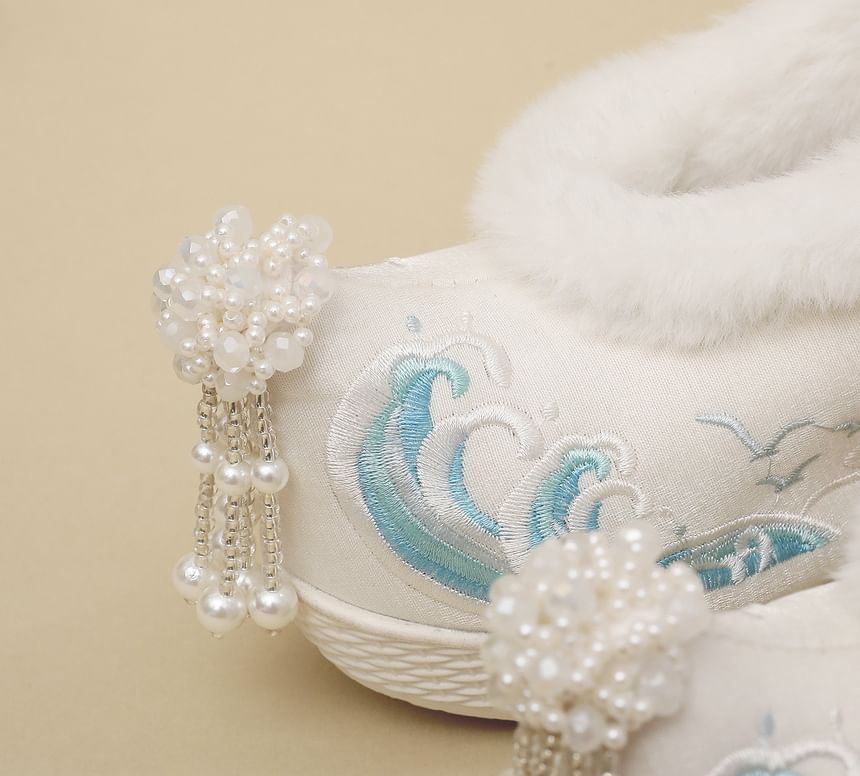 Fleece-Lined Heel Embroidered Pumps Wedge