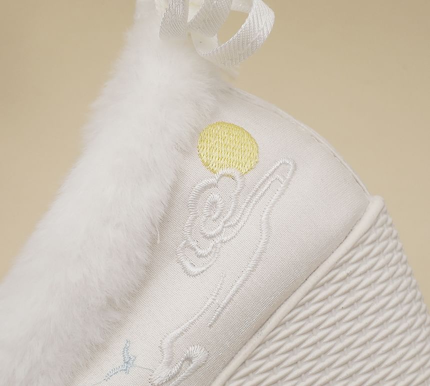Fleece-Lined Heel Embroidered Pumps Wedge
