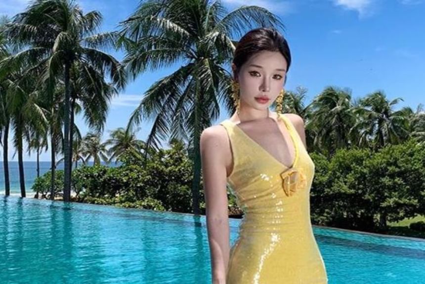 Sleeveless Sequin Evening Sheath Plain V-Neck Gown