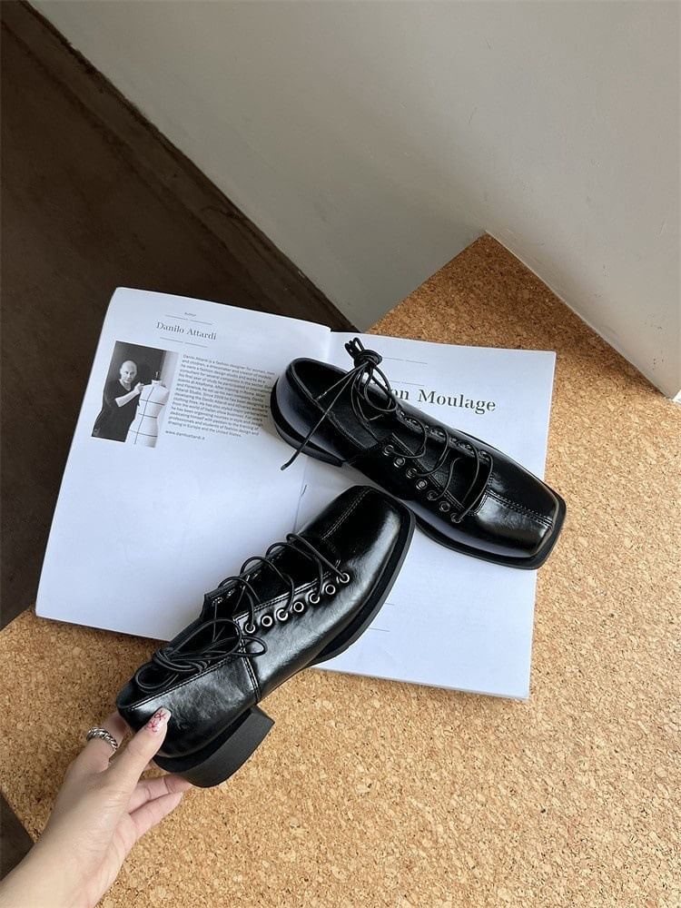 Lace-Up Toe Square Flats