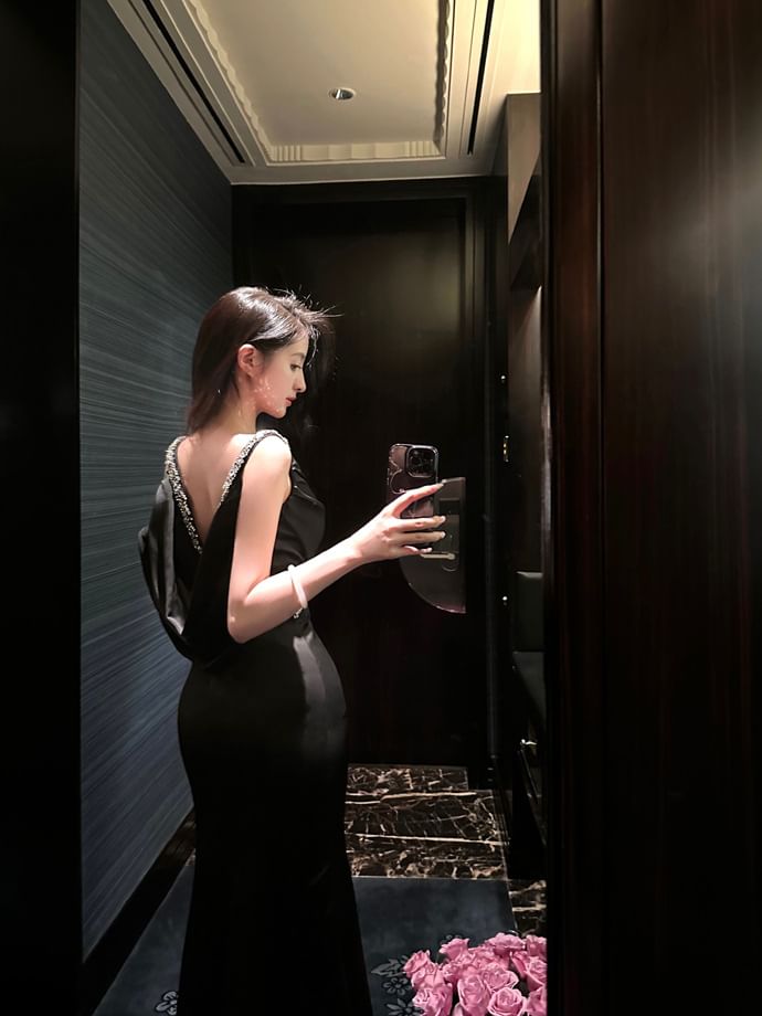 Scoop Sleeveless Backless Rhinestone Mermaid Neck Gown Plain Evening