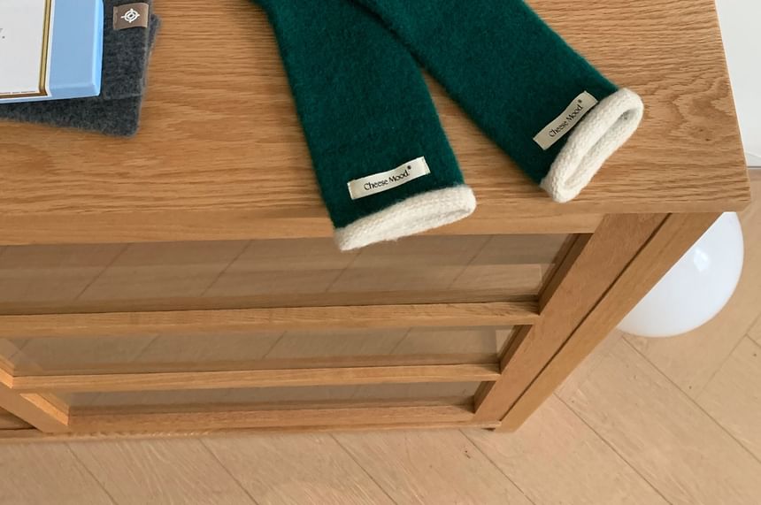 Knit Gloves Trim Contrast Applique