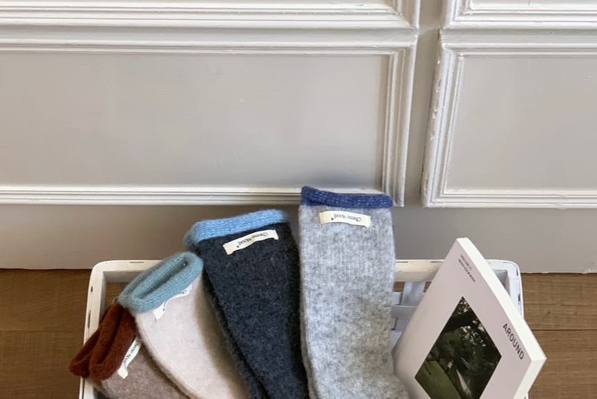 Knit Gloves Trim Contrast Applique