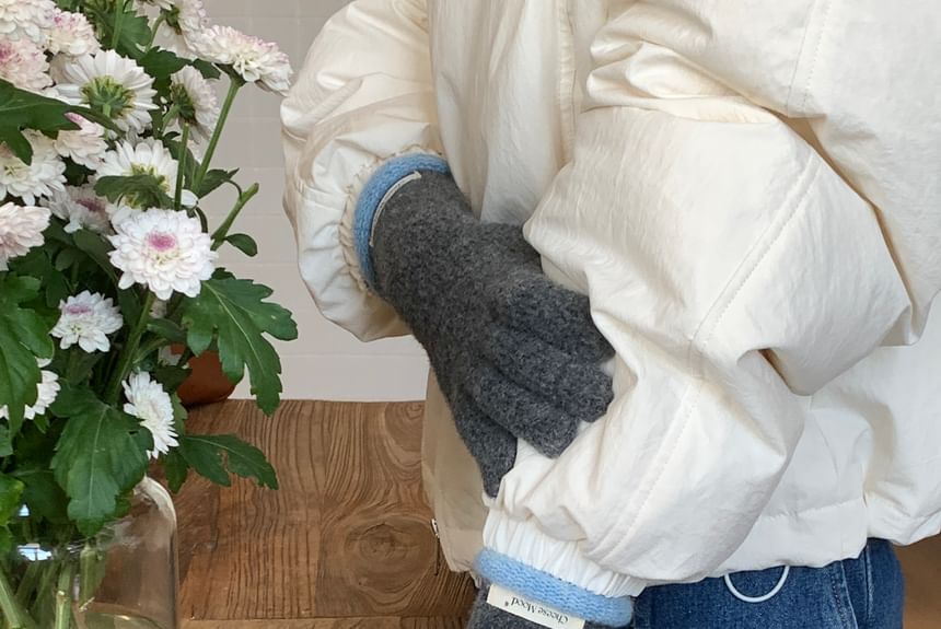 Knit Gloves Trim Contrast Applique