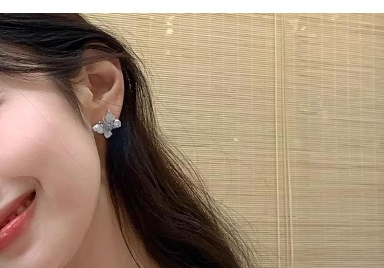 / Butterfly On Rhinestone Clip Stud Earring