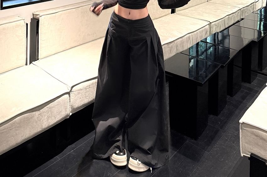 Leg / Collar Long-Sleeve Wide Inverted Plain Pleated Pants Low Rise Cropped Tee