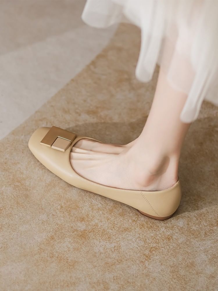 Geometric Buckled Flats