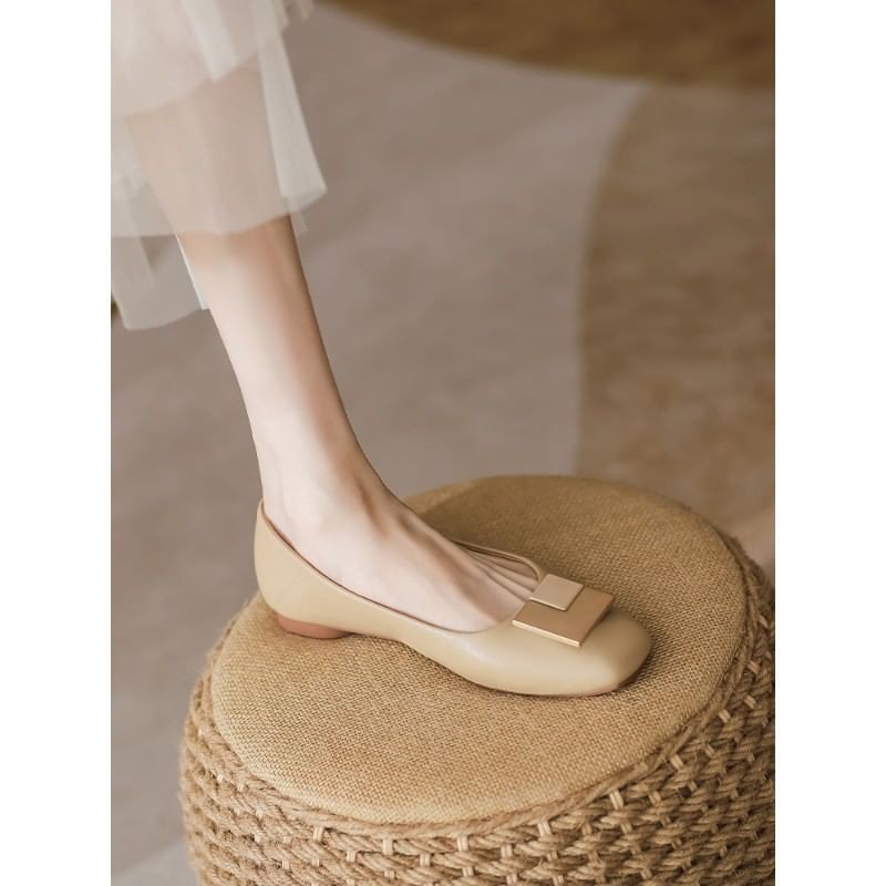 Geometric Buckled Flats