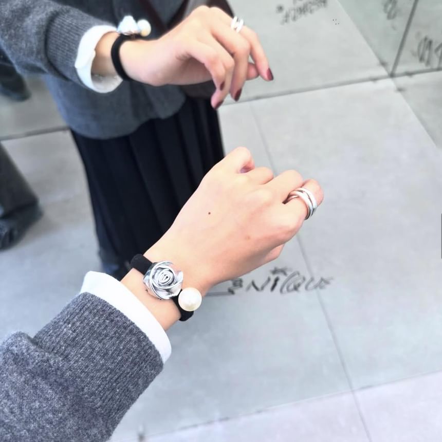 Pearl Hair Flower Tie Faux