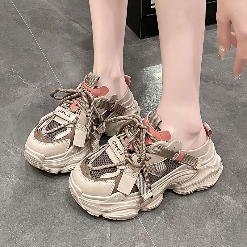 Baskets à lacets et plateformes avec lettrage