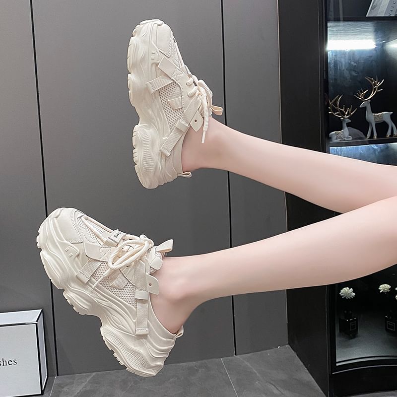 Baskets à lacets et plateformes avec lettrage