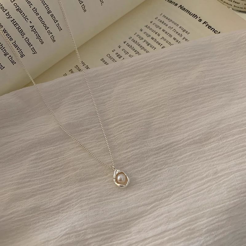 Alloy Pendant Pearl Faux Necklace