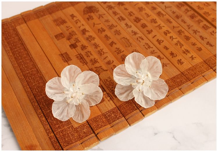 Clip-On Flower Earring Ear / Stud