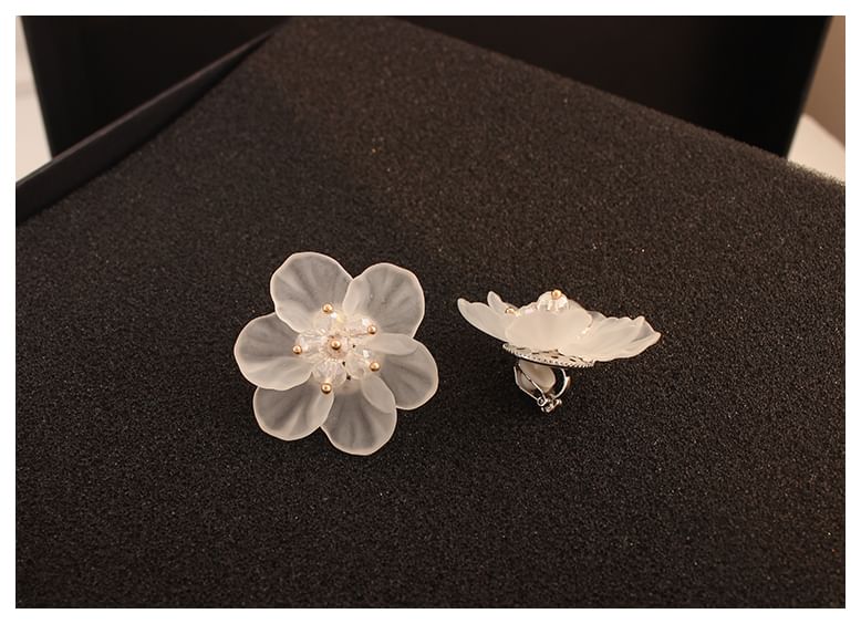 Clip-On Flower Earring Ear / Stud